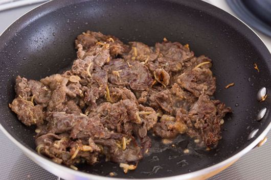 Miến trộn - Xào thịt bò mềm thấm đều gia vị.