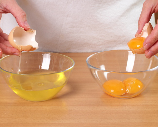 Lòng trắng trứngLòng trắng trứng là giải pháp trị liệu hữu hiệu cho nhiều vấn đề da như mụn, vết thâm, nếp nhăn và cả rạn da. Hàm lượng collagen cao trong trứng giúp tăng khả năng tái tạo tế bào, cho làn da mịn màng hơn. Đánh bông lòng trắng trứng rồi thoa lên vùng da có vết rạn, để cho khô lại rồi bóc ra, lau sạch với nước ấm. Thực hiện liệu pháp này 2 - 3 ngày/lần để có thấy hiệu quả rõ rệt. 