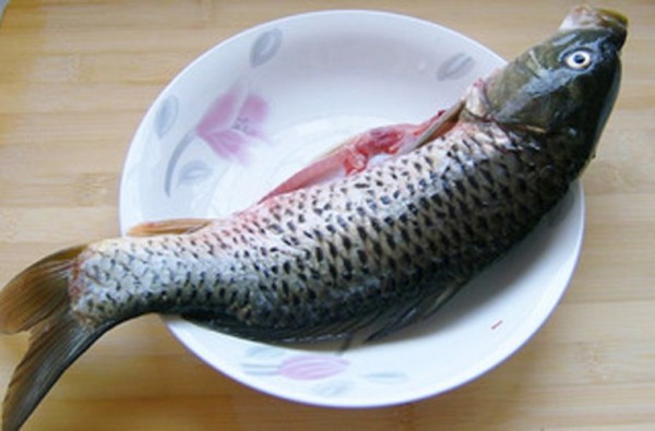 Cách nấu cháo cá chép ngon - Làm sạch cá và sát gừng và muối loại bỏ mùi tanh