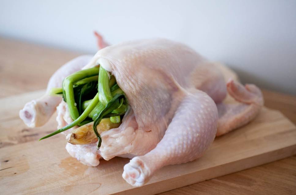 Cách luộc gà ngon để da gà vàng giòn không bị nứt và chặt thịt gà đẹp mắt