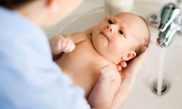 Gội đầu cho bé - cách tắm cho trẻ sơ sinh 