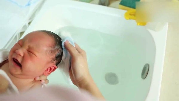 Nếu bé cáu gắt thì không nên tắm bé quá lâu - cách tắm cho trẻ sơ sinh 