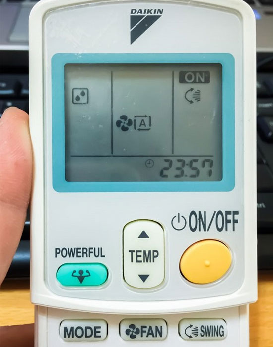 Không ít người khi sử dụng điều hòa nhiệt độ chỉ biết đến những nút điều khiển cơ bản như bật, tắt, tăng, giảm nhiệt độ mà chưa biết tận dụng hết chức năng những nút điều khiển khác với ký hiệu kỳ lạ