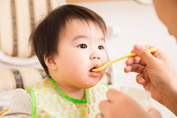 trẻ mọc răng sớm nhất là mấy tháng