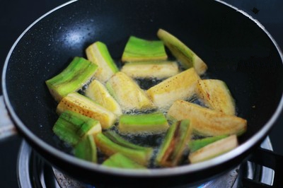 Ốc nấu chuối đậu - Làm sạch chuối rồi cho vào chảo dầu chiên