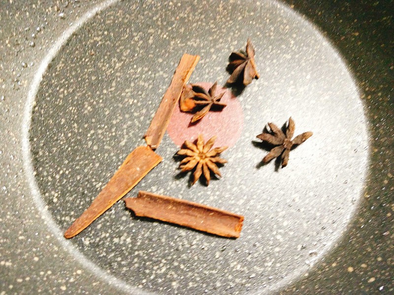 Bước 2: Rang sơ thanh quế, hoa hồi trong nồi với lửa nhỏ cho có mùi thơm. Tiếp đến thêm nước, muối, đường vào đun sôi.