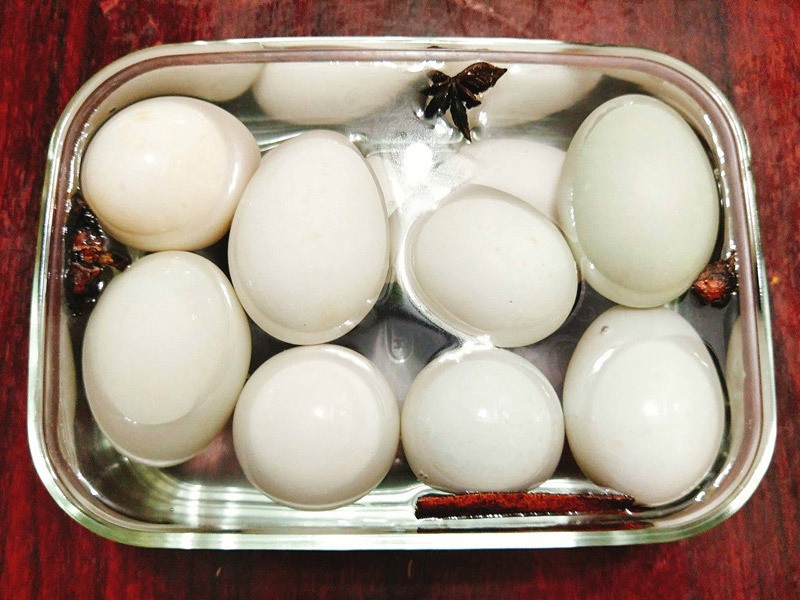 Bước 5: Xếp trứng vào hộp, đổ hỗn hợp nước đã nguội vào, dùng vỉ tre hay 1 cái đĩa nhỏ gài lên cho trứng luôn ngập trong nước. Đậy nắp hộp lại và muối khoảng 25 ngày là trứng chín.