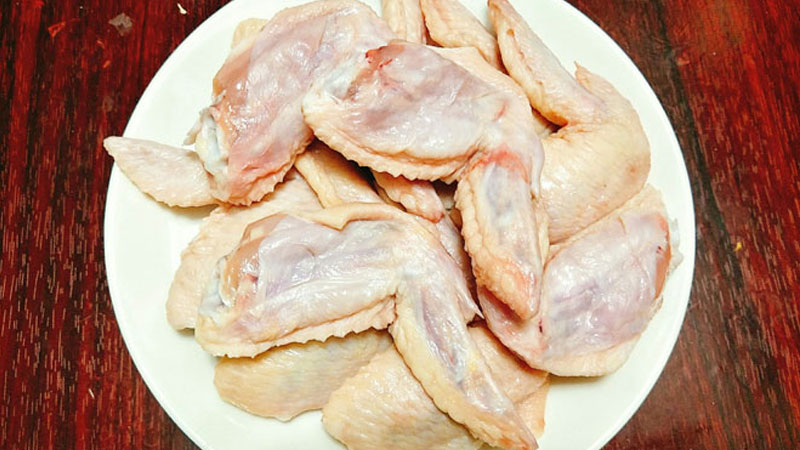 Cánh gà sau khi mua về thì rửa sạch, bóp với nước muối để làm giảm mùi hôi của thịt, rửa lại với nước sạch, để ráo.