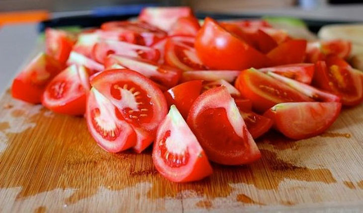 Xào cà chua cắt miếng để làm nước dùng có vị chua thanh