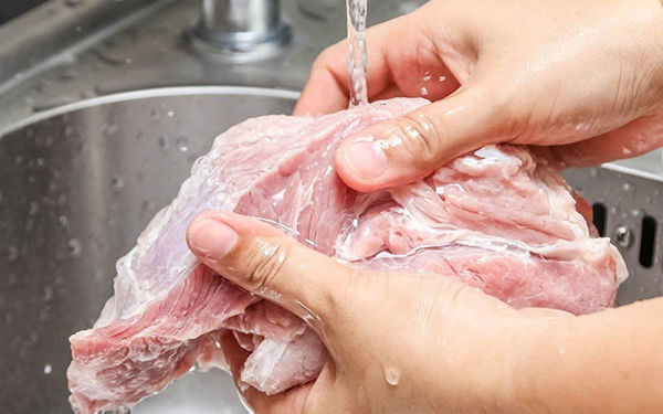 Sai lầm khi rửa thịt phần lớn người Việt đang mắc gây hại cho sức khỏe