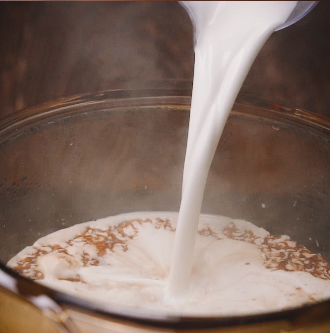 - Nhanh tay cho 500 ml sữa tươi không đường, 6 muỗng canh sữa đặc vào nồi rồi khuấy cho caramel hòa tan. Tùy vào khẩu vị của mỗi người mà có thể điều chỉnh lượng sữa đặc này nhé.