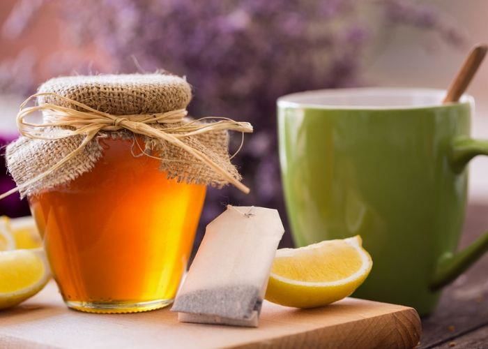 Những người bị cảm lạnh, đau rát họng có thể thử uống nước ấm pha mật ong mỗi sáng