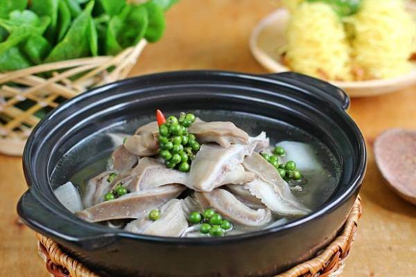 Món dạ dày hầm tiêu xanh dùng như món lẩu, ăn kèm với bún và rau mồng tơi.