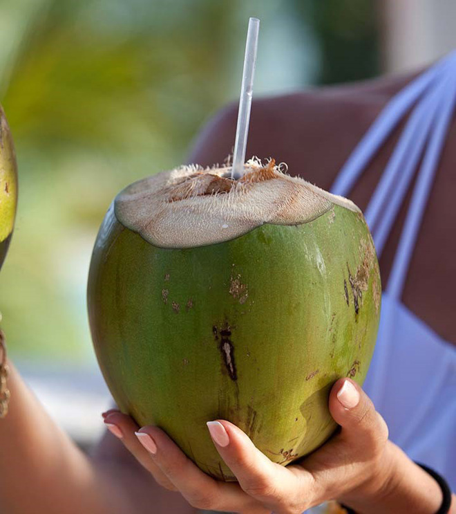 Nước dừa giúp phụ nữ trẻ hóa và ngừa bệnh trong mùa hè nhưng hãy nhớ kỹ: 6 nhóm người KHÔNG uống - 4 thời điểm TRÁNH dùng - Ảnh 4.
