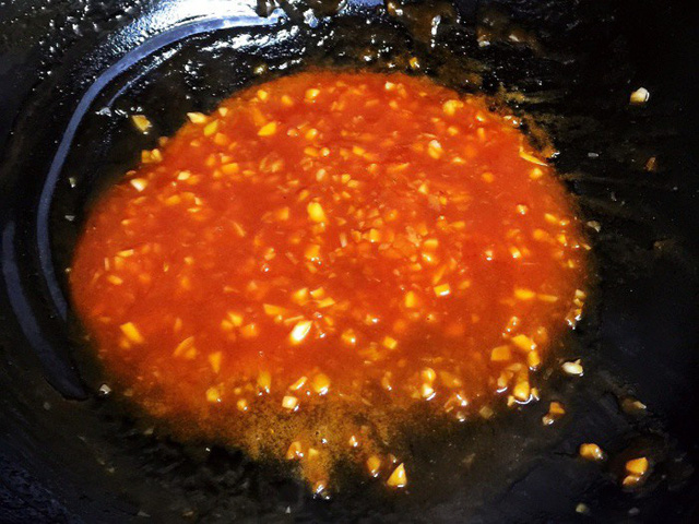 Rang, rim mãi cũng chán, đem tôm sốt cà chua kiểu này cơm nấu nhiều lại nhanh hết - Ảnh 3.
