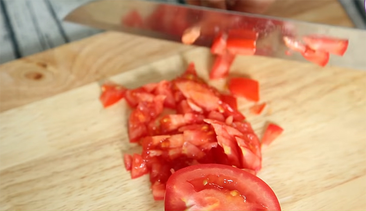 Rửa sạch cà chua và cắt hạt lựu nhỏ