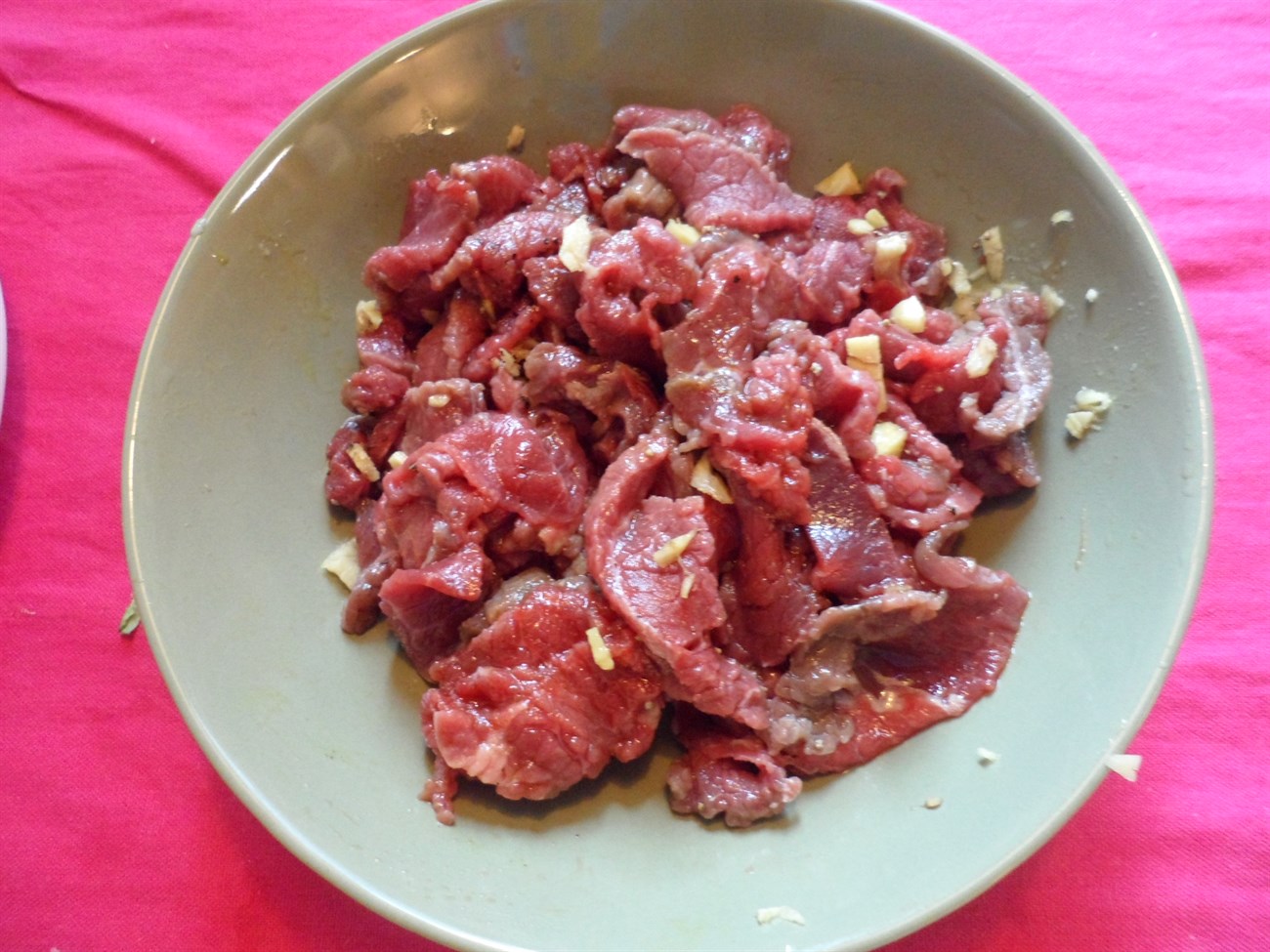 Thịt bò cắt miếng vừa ăn ướp gia vị cho thấm