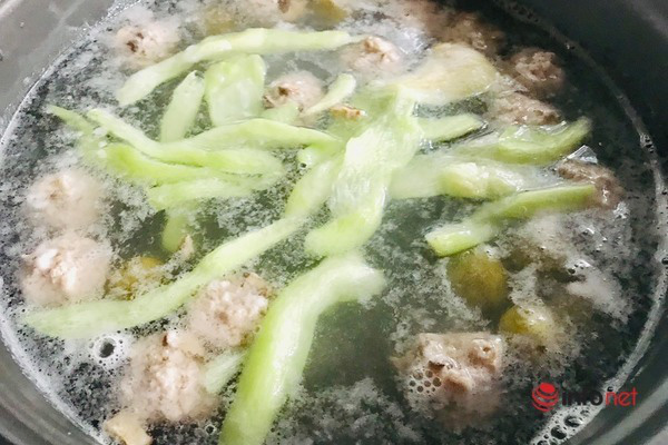 Cách nấu canh chua thịt viên với quả sấu giúp ngon cơm ngày nóng - Ảnh 9.