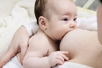 Các dấu hiệu nhận biết bé bú không đủ sữa, cách khắc phục