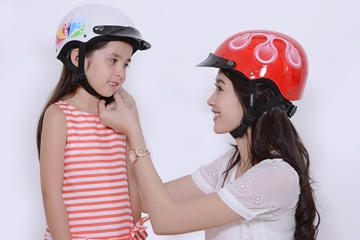 Cách đội mũ bảo hiểm an toàn cho bé mẹ cần biết