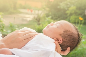 Tắm nắng cho trẻ sơ sinh như thế nào là đúng cách , an toàn nhất
