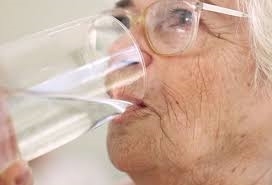 Uống nước đúng cách cho người già