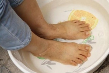 Vì sao ngâm chân bằng nước nóng với muối có tác dụng chữa bệnh?